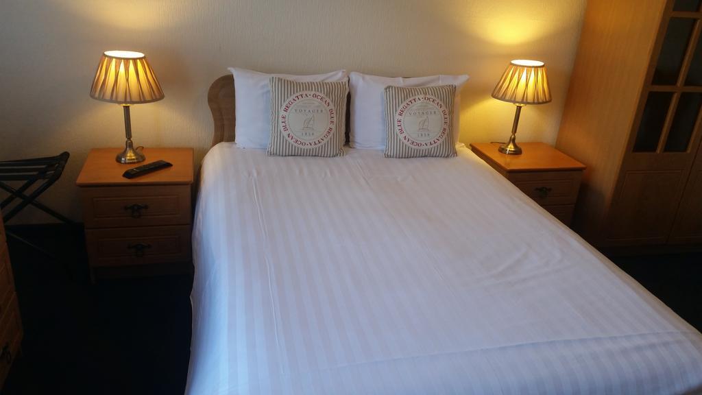 Halfway House Hotel Larne Habitación foto