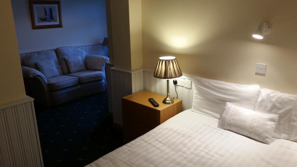 Halfway House Hotel Larne Habitación foto